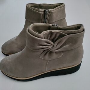 Clarks | EUC Sharon Salon Pewter Metallic Leather Ankle Boots Booties Size 11